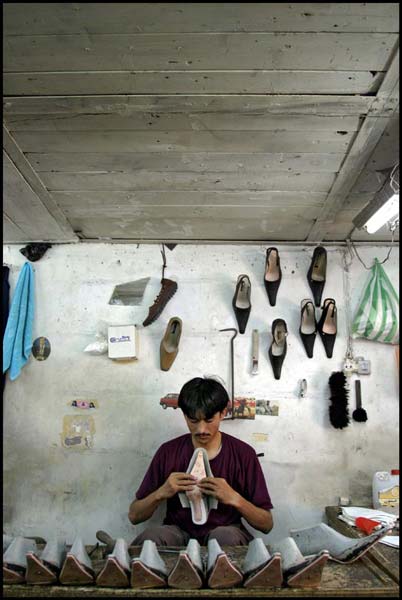 فرزین شادمهر،کارگاه کفش دوزی، خیابان لاله زار، سال ۱۳۸۴