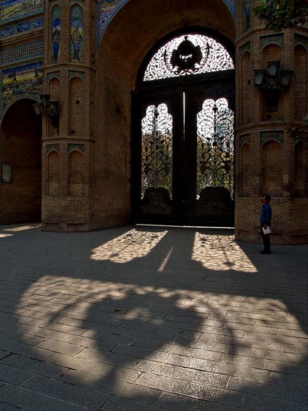 امین ابراهیمی، سردرب باغ ملی، خیابان امام خمینی(ره)،آبان ۱۳۸۶