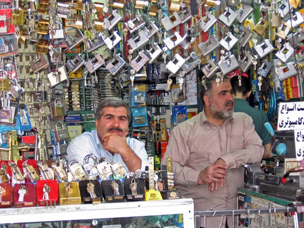 وجیهه رحیمی – بازار بزرگ تهران – آبان ۱۳۸۶ – عکس ۱