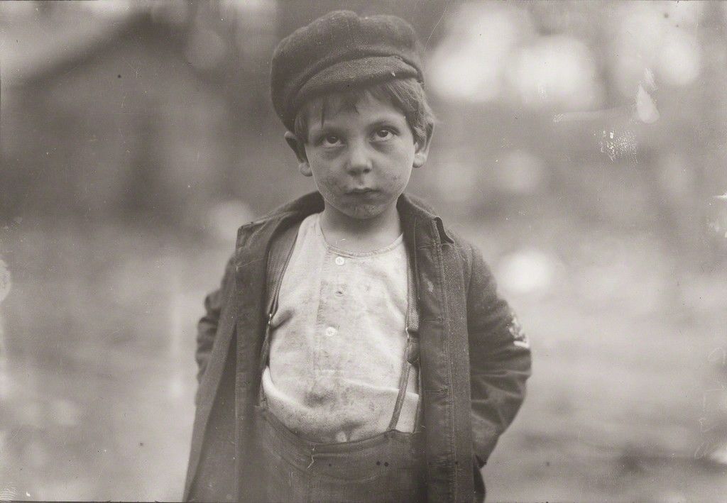 Lewis Wickes Hine. کودک خیابانی، نیویورک‌سیتی، حوالی 1910