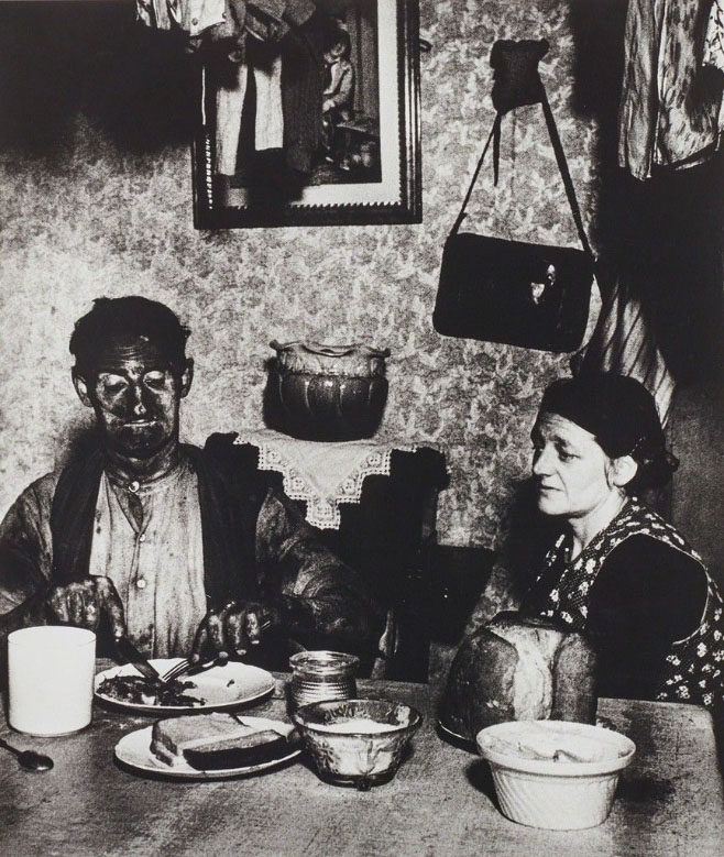 Bill Brandt. معدنچی نورتامبریایی در خانه‌اش مشغول خوردن عصرانه، 1937