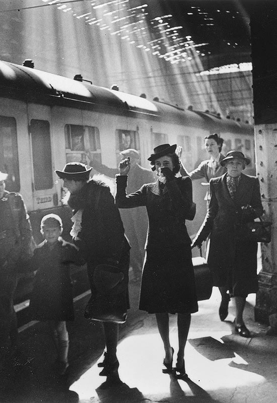 Bert Hardy. ترمینال دوران جنگ، لندن، 1942