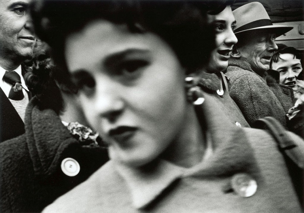ویلیام کلاین. صورتی بزرگ در میان جمعیت، نیویورک، 1955