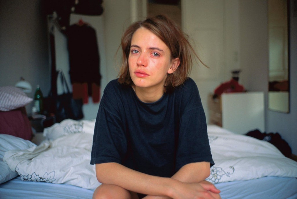 نن گلدین. آماندا در حال گریه روی تخت، برلین، 1992