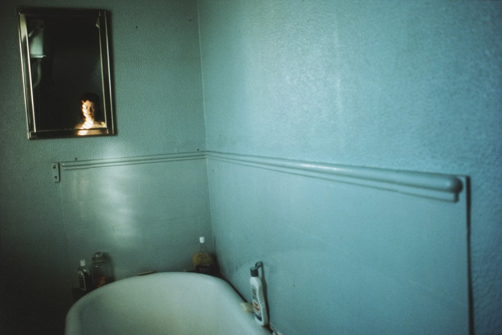 نن گلدین. سلف‌پرتره در حمام آبی، لندن، 1980