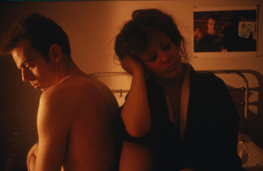نن گلدین. نن و برایان در تخت با لباس کیمونو (سلف‌پرتره)، نیویورک‌سیتی، 1983
