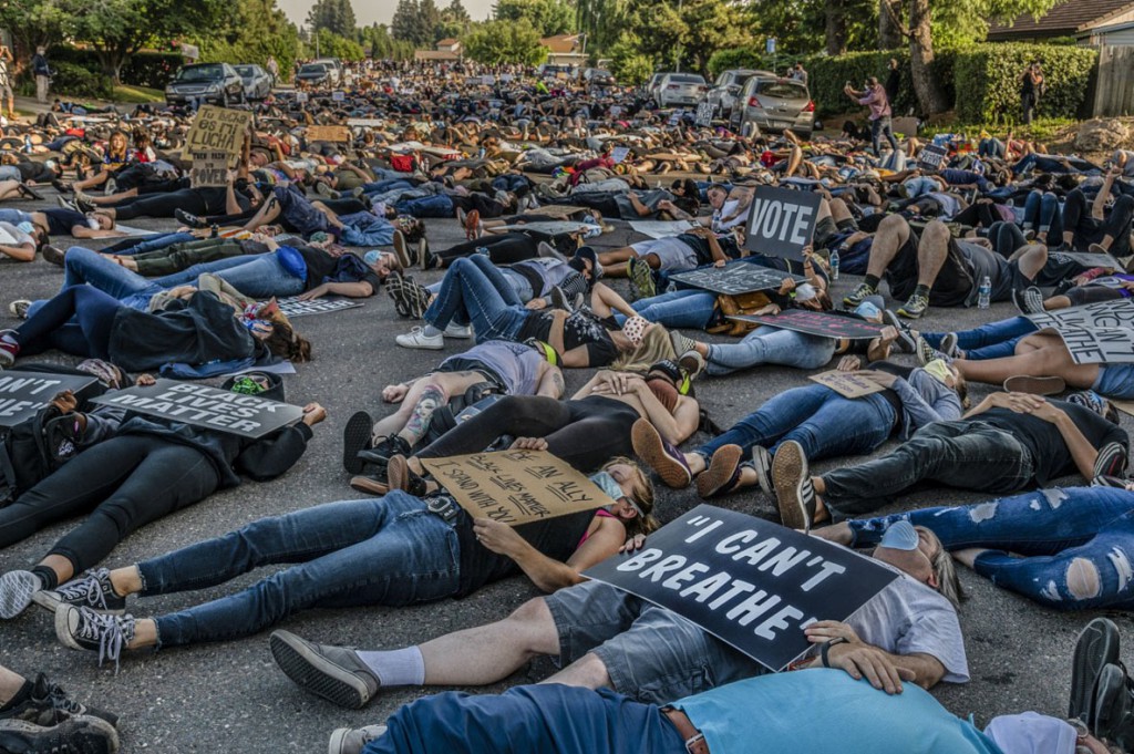 Renee C. Byer از سکرامنتو بی. بیش از 2000 نفر در اعتراضات «die-in» که از سوی Black Lives Matter Sacramento ساماندهی شده بود شرکت کرده و خیابان‌ها و تقاطع‌ها را برای ساعت‌ها سد کردند. سکرامنتو، کلیفرنیا، 5 ژوئن 2020