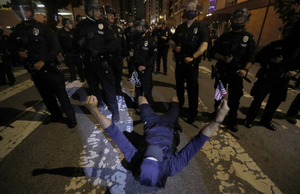 Luis Sinco از لس‌آنجلس تایمز. یک معترض سرسخت پس از خوابانده شدن روی زمین توسط پلیس. لس‌آنجلس، کلیفرنیا، 29 می 2020