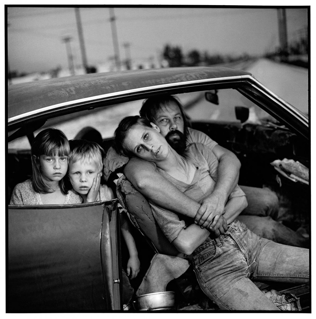 مری الن مارک. کریسی، جسی، لیندا و دین دم در ماشین‌شان، لس‌آنجلس، 1987