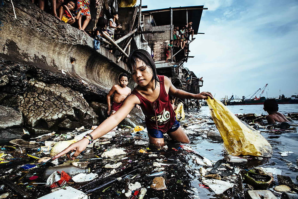 Hartmut Schwarzbach از آلمان. از مجموعه‌ی Philippines; Garbage, the Children and Death. رتبه اول مسابقه عکس سال یونیسف 2019