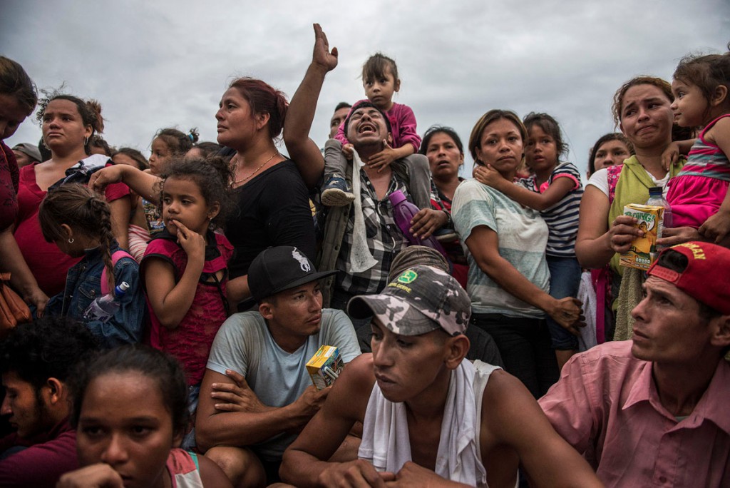 Oliver de Ros از گوئاتمالا. مهاجران منتظر در مرز آمریکا و مکزیک، 19 اکتبر 2018، از مجموعه‌ی Fleeing the Northern Triangle، از آثار برگزیده داوران مسابقه عکاسی سفر لنزکالچر 2020