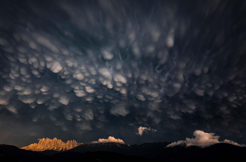 Georg Kantioler. ابرهای کومولوس بر فراز کوه‌های دُلمیتز. مقام اول بخش «مناظر» مسابقه عکاسی عکاس سال حیات وحش اروپا 2020