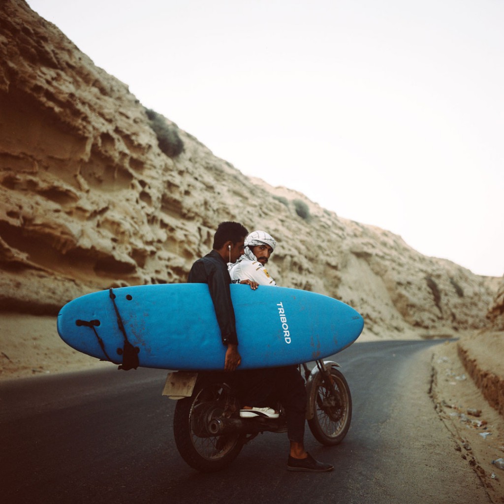 Giulia Frigieri. شمس در حال راندن موتور به سمت ساحل رمین، 2017، از مجموعه Surfing Iran