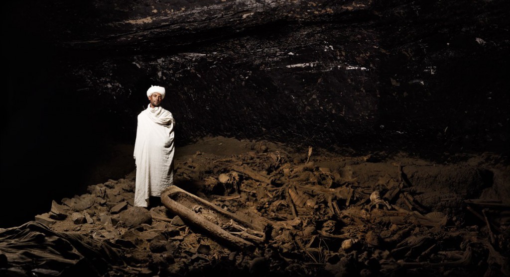 Joey Lawrence. Keas Hable Mariyam راهب کلیسای درون غار، روی حدود 5740 جسد باقی‌مانده از زائران. «بیشتر آنها از اورشلیم آمده‌اند و اکنون در اینجا آرام گرفته‌اند.» Yemrehanna Kristos Chuch، لالی‌بلا ، اتیوپی