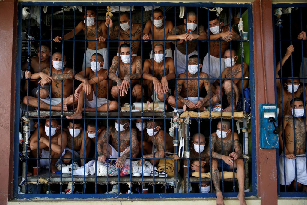Jose Cabezas از رویترز. اعضایی از یک گروه خلافکار در داخل سلول زندان Quezaltepeque  طی یک جلسه‌ی رسانه‌ای در این زندان، السالوادور، 4 سپتامبر 2020
