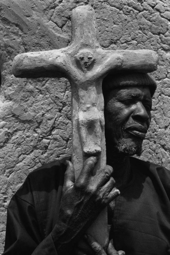 عباس عطار. یک مسیحی صلیبی که به‌سبک دوگان‌ها (قومی در آفریقا) ساخته شده در دست دارد، مالی، 1996