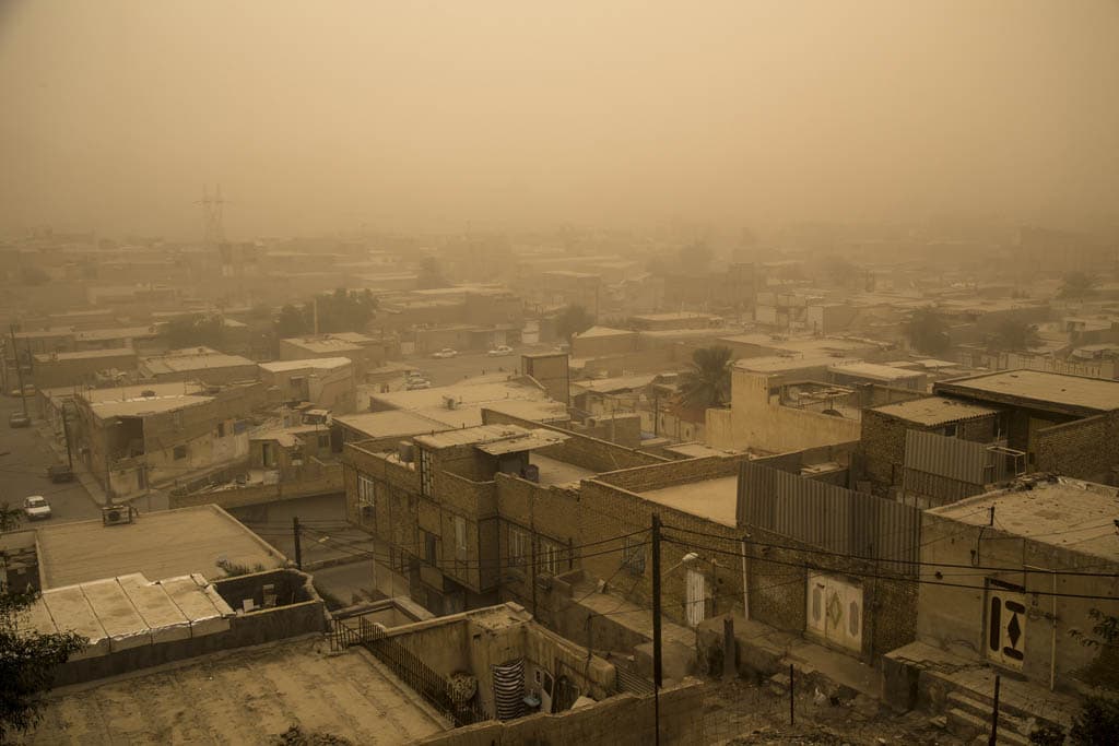 محمدحسین مددی. از مجموعه «شهری زیر غبار»، مقام دوم دسته محیط زیست، بخش حرفه‌ای مسابقه عکاسی سونی 2021