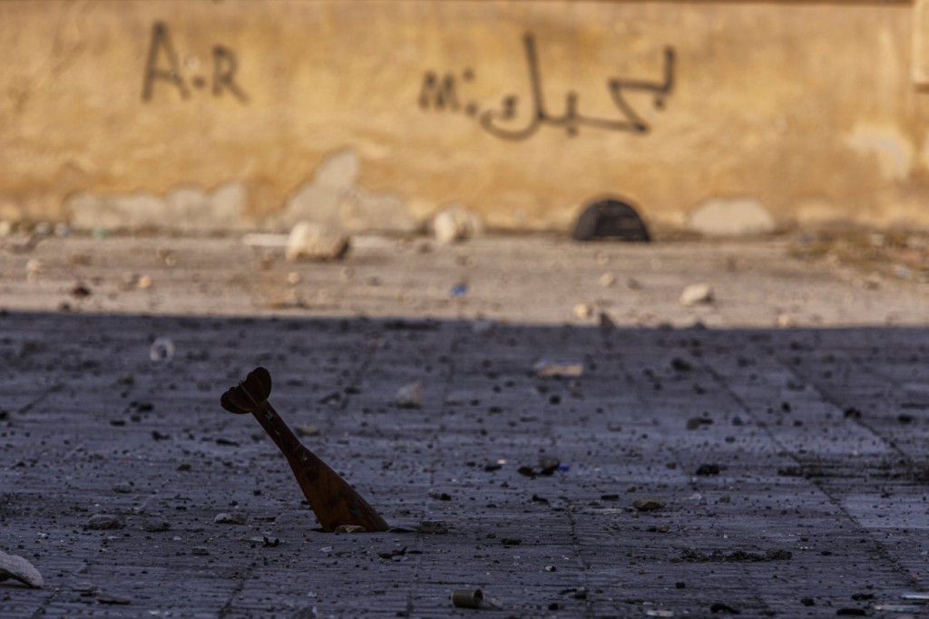 Omar Sanadiki برای UNOCHA. «خمپاره و دیوارنوشته‌ی «دوستت دارم»، حلب»، دسامبر 2016