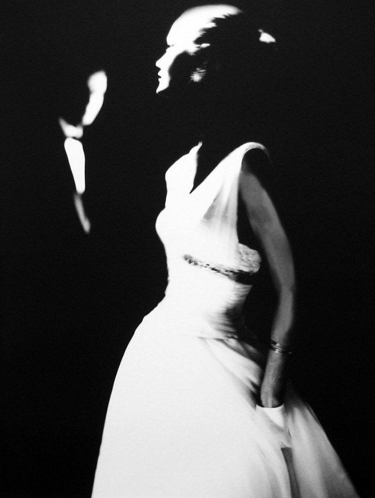 Lillian Bassman. «مارجی کِیتو، جونیور بازار (دستکش‌های سفید/لباس سفید)»، حوالی 1950