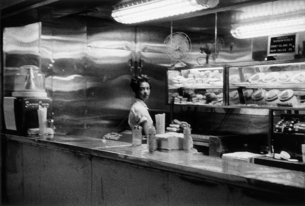 رابرت فرانک. «کافی‌شاپ، ایستگاه قطار، ایندیاناپلیس»، 1955