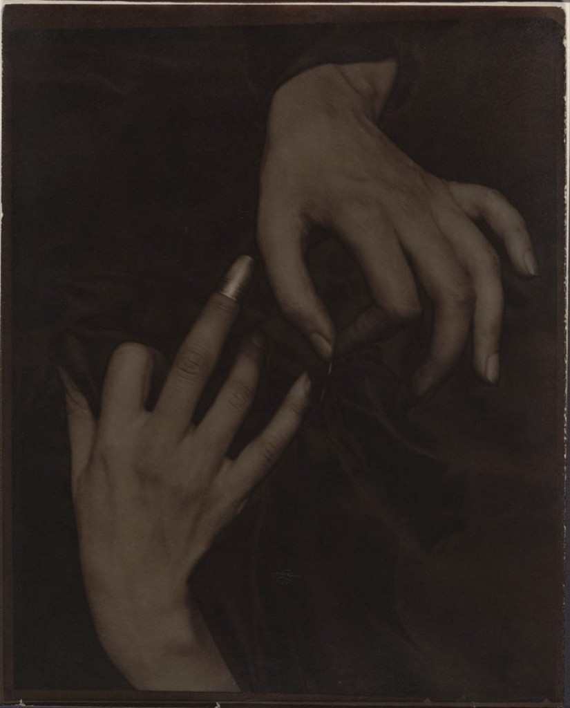 آلفرد استیگلیتس. «جرجیا اوکیف—دست‌ها و انگشتانه»، 1919