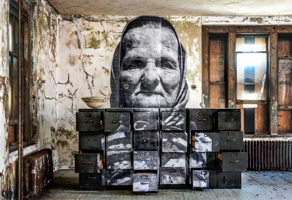 مادربزرگ اهل کشور چک در جزیره الیس، از چیدمان عکس‌های «بدون قاب» ژان رنه، 2014