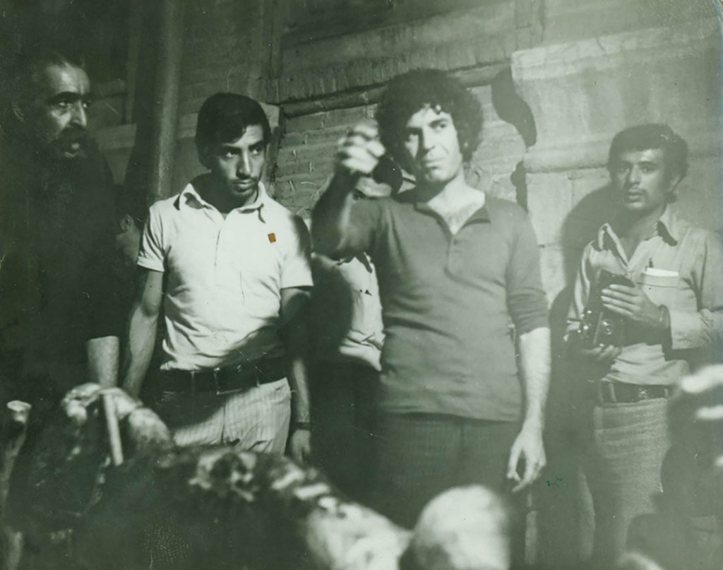 محمد گل جامجو (راست) در پشت صحنه فیلم پستچی ساخته داریوش مهرجویی