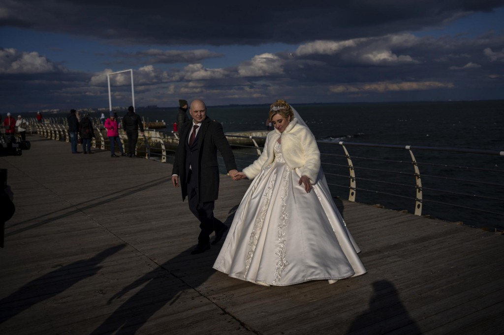 Emilio Morenatti از AP. الکساندرا تاباشننکو 27 ساله و پاول تاباشننکو 33 ساله پس از ازدواج‌شان در حال پیاده‌روی در کنار ساحل اودسا اوکراین، 29 بهمن 1400  