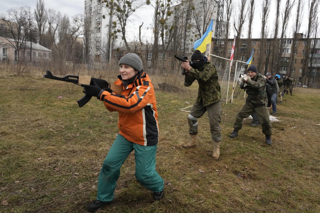 Efrem Lukatsky از AP. شهروندان غیرنظامی همراه لژیون گرج، یک واحد شبه‌نظامی متشکل از داوطلبان گرجی برای نبرد علیه نیروهای روس، در کیف اوکراین مشغول تمرین نظامی است، 30 بهمن 1400