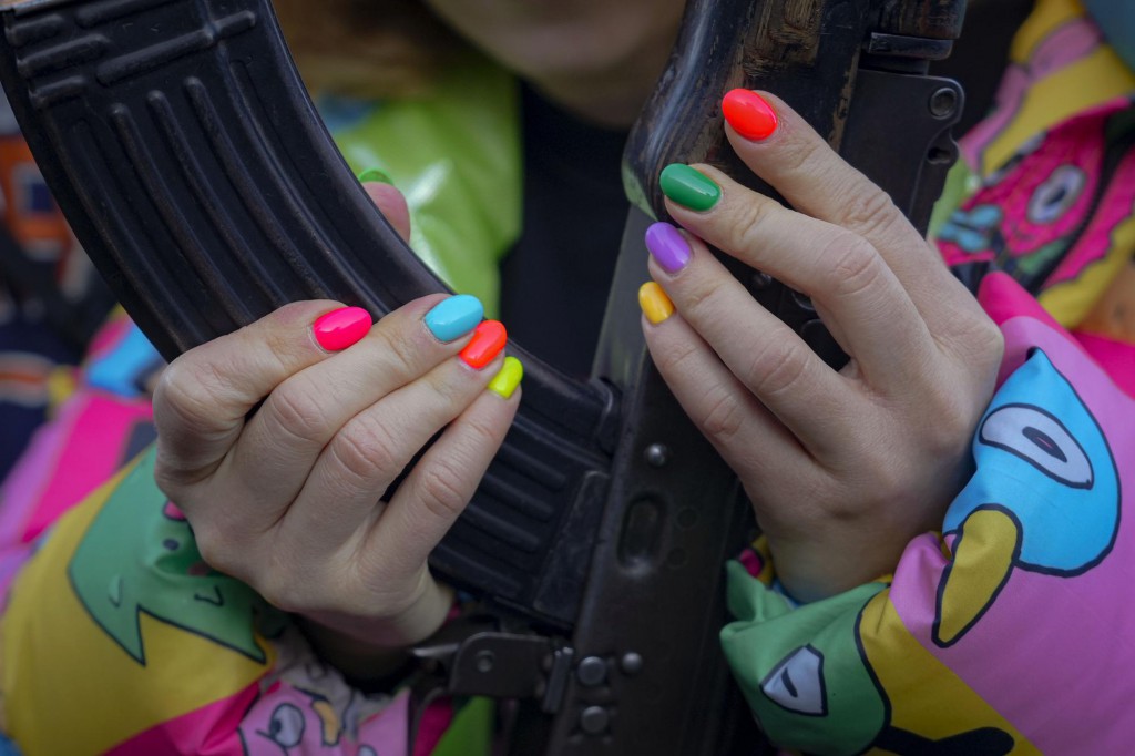 Vadim Ghirda از AP. یک زن جوان طی تمرین نظامی شهروندان توسط واحد نیروهای ویژه آزوف زیرمجموعه گارد ملی اوکراین در ماریوپول، ناحیه دونتسک در شرق اوکراین، سلاحی در دست گرفته است. 24 بهمن 1400 