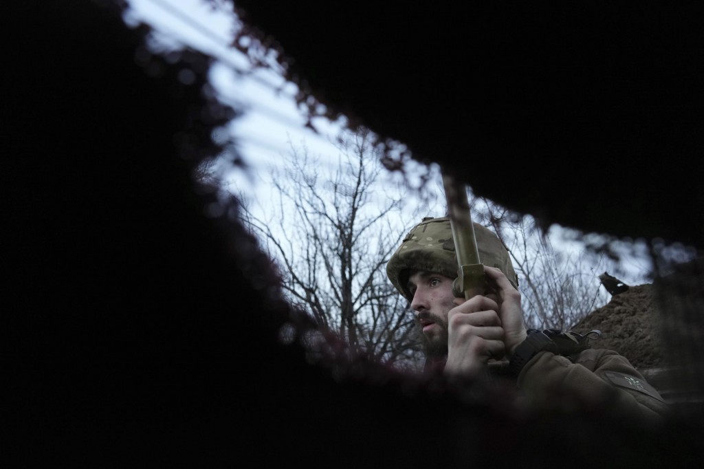 Evgeniy Maloletka از AP. یک سرباز اوکراینی درون یک سنگر در موقعیتی در مرز بین سرزمین‌های تحت کنترل اوکراین و نواحی تحت کنترل شورشیان به شلیک‌های توپخانه گوش می‌دهد. 30 بهمن 1400