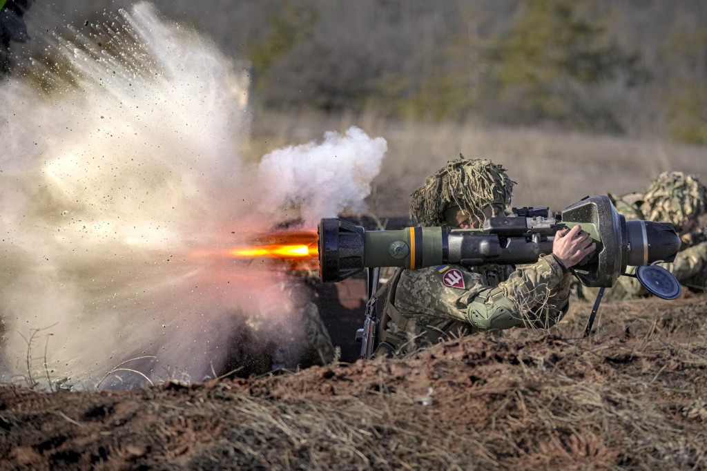 Vadim Ghirda از AP. سرباز اوکرایی در حال شلیک سلاح ضدتانک NLAW طی یک مانور نظامی در ناحیه دونتسک در شرق اوکراین، 26 بهمن 1400