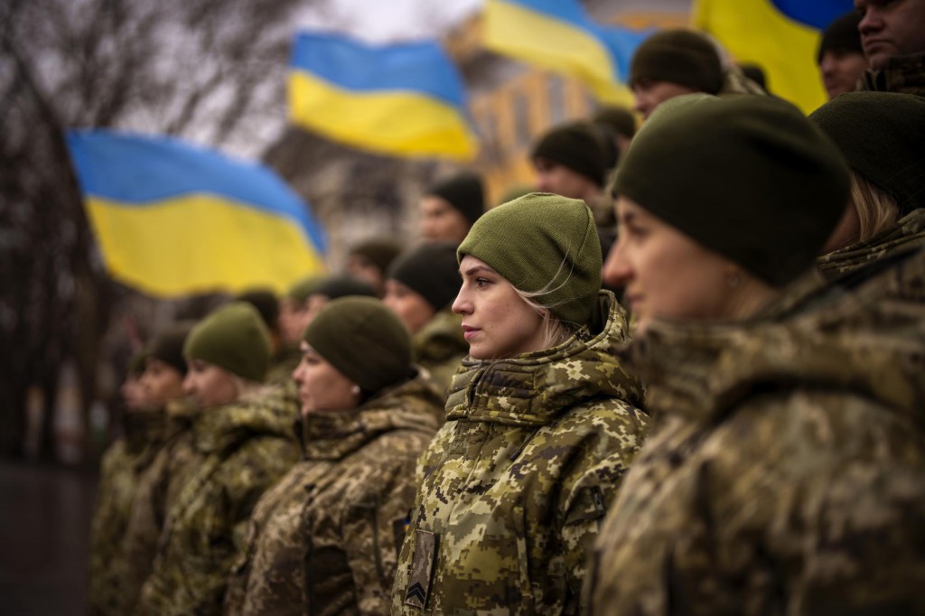 Emilio Morenatti از AP. سربازان ارتش اوکراین در روز اتحاد در شهر اودسا اوکراین گرد هم آمده‌اند، 27 بهمن 1400