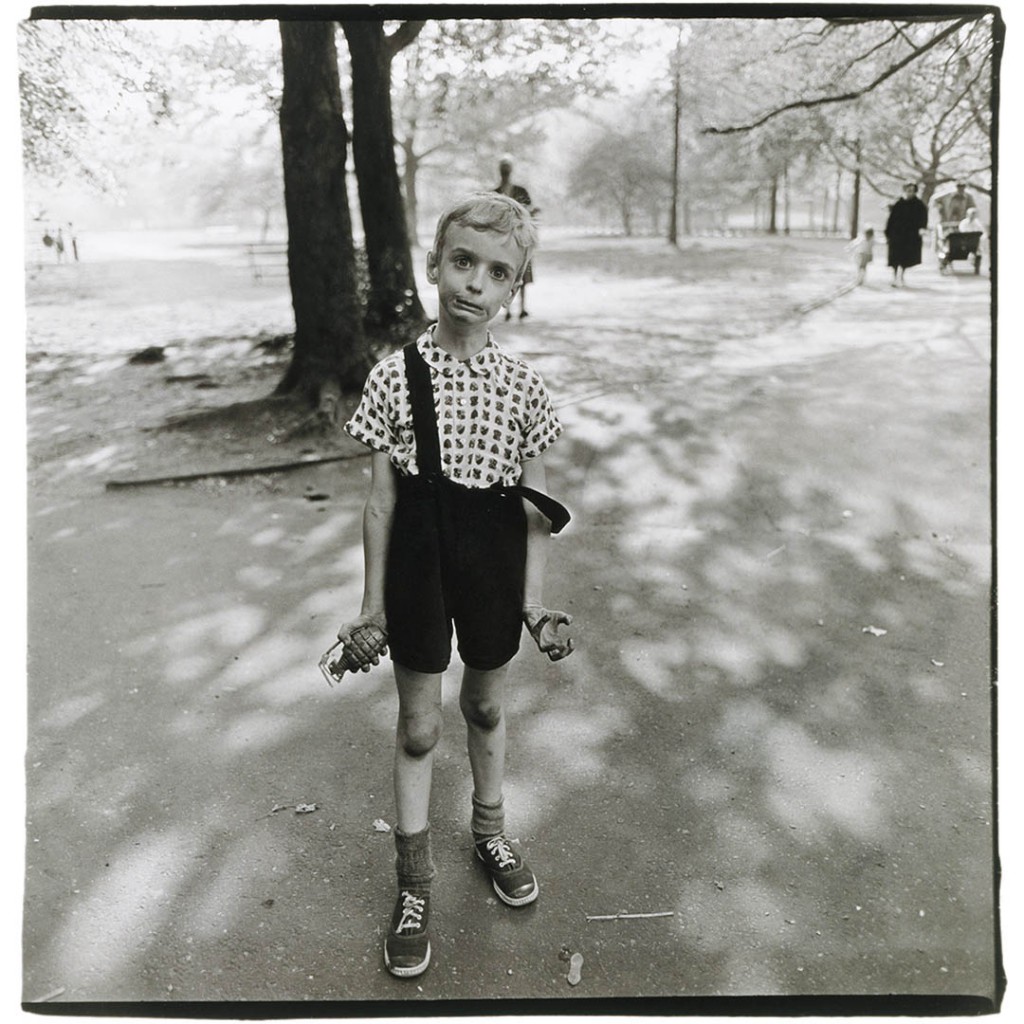 دیان آربس. پسربچه‌ای با نارنجک اسباب‌بازی در دستش در سنترال پارک، نیویورک‌سیتی، 1962