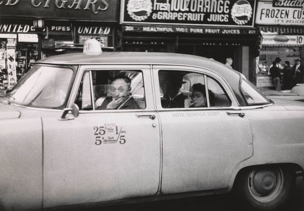 دیان آربس. راننده تاکسی و دو مسافرش، نیویورک‌سیتی، 1956