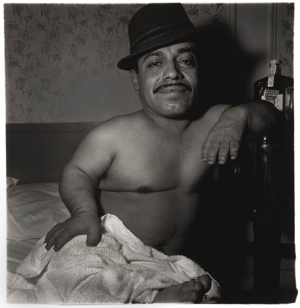 دیان آربس. کوتوله مکزیکی در اتاق هتل، نیویورک‌سیتی، 1970