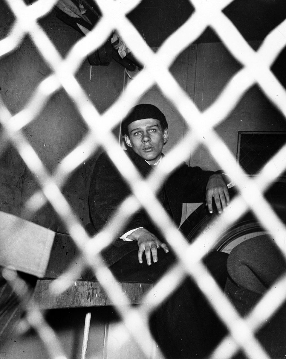 ویجی. «فرانک پِیپ، دستگیرشده به‌اتهام قتل»، 10 نوامبر 1944