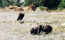 داستان یک عکس: کودک گرسنه و لاشخور