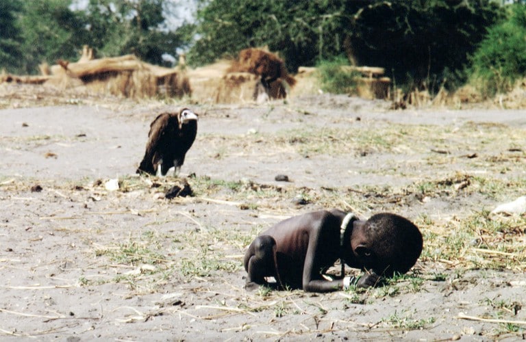 داستان یک عکس: کودک گرسنه و لاشخور