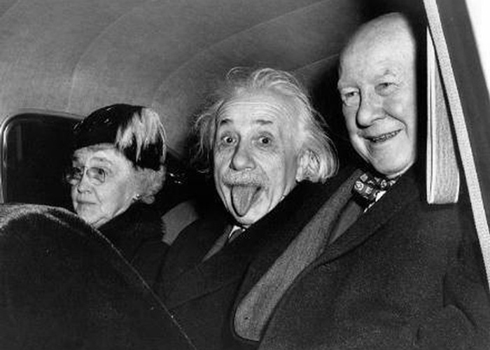 Arthur Sasse. آلبرت انیشتین، 1951 انیشتین در واکنش به درخواست عکاسان برای لبخند زدن جلوی دوربین، زبانش را بیرون آورده.