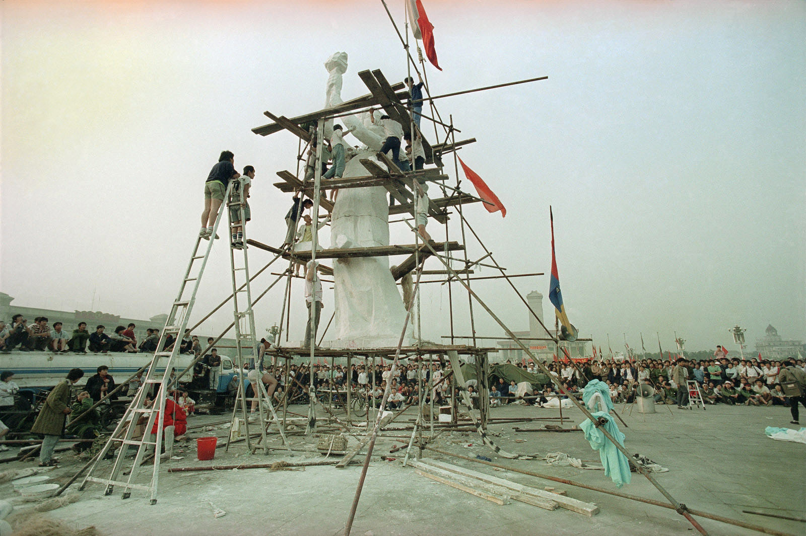 دانشجویان دانشگاه پکن در حال اتمام ساخت تندیس «الهه دموکراسی» در اعتراضات میدان تیانان‌من، پکن، 1989
